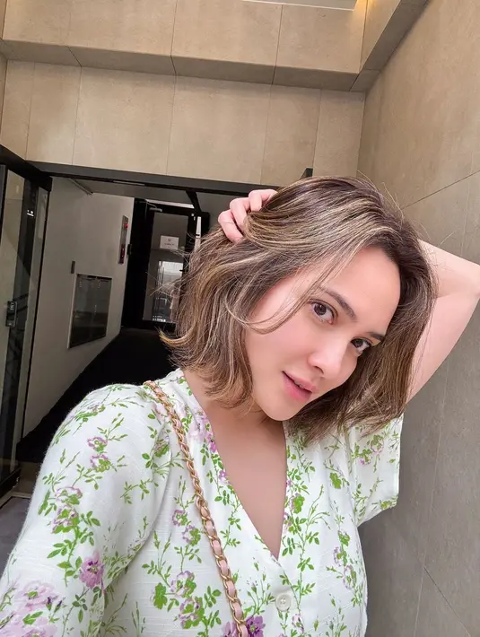 Tidak hanya potong rambut, ia juga tampak mengubah warna rambutnya menjadi  blonde balayage.  [@shandyaulia].