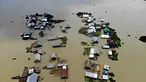 Rumah-rumah yang terendam banjir di Faridpur, Bangladesh (19/7/2020). Banjir yang dipicu tingginya curah hujan musiman dan derasnya air dari perbukitan kembali memburuk di beberapa wilayah Bangladesh, termasuk Distrik Faridpur. (Xinhua/Salim)