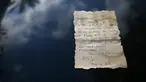 Sebuah kertas berisi pesan yang ditemukan dalam botol oleh nelayan Palestina, Jihad al-Soltan di lepas pantai Jalur Gaza, Selasa (22/8). Pesan itu dilemparkan ke laut oleh pasangan Inggris yang sedang berlibur di Pulau Rhodes, Yunani. (MOHAMMED ABED/AFP)