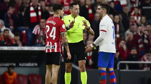 Wasit asal Spanyol Jose Maria Sanchez Martinez berbicara dengan gelandang Athletic Bilbao Benat Prados dan penyerang Spanyol Barcelona Ferran Torres. Bilbao sukses mengalahkan Barcelona 4-2 di perempat final Copa del Rey di Stadion San Mames, Bilbao, 24 Januari 2024. (ANDER GILLENEA / AFP)