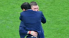 Pelatih Spanyol, Fernando Hierro memeluk bek Sergio Ramos yang menangis usai pertandingan melawan Rusia di babak 16 besar Piala Dunia 2018 di Stadion Luzhniki, Moskow, Rusia (1/7). Spanyol kalah lewat adu penalti atas Rusia 3-4. (AFP Photo/Mladen Antonov)