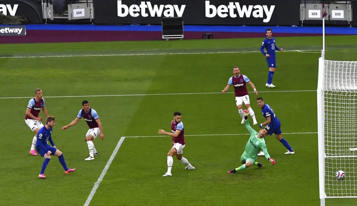 Pemain Chelsea Timo Werner (kedua kiri) mencetak gol ke gawang West Ham United pada pertandingan Liga Inggris di London Stadium, London, Inggris, Sabtu (24/4/2021). Chelsea menang 1-0. (Justin Setterfield/Pool via AP)