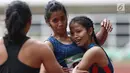 Atlet asal Maluku, Alvin Tehupeiory (tengah) usai menyelesaikan lomba lari 200 meter putri senior Kejurnas Atletik U18, U20 dan Senior 2019 di Stadion Pakansari, Bogor, Minggu (4/8/2019). Alvin Tehupeiory meraih posisi pertama dengan catatan waktu 23,76 detik. (Liputan6.com/Helmi Fithriansyah)