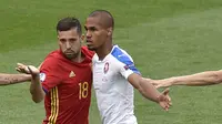 Bek Spanyol, Jordi Alba, beradu badan dengan bek Republik Ceska, Teodor Gebre. Sepanjang laga Spanyol melakukan tendangan ke arah gawang sebanyak delapan kali. (AFP/Pascal Pavani)