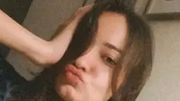Istri dari Molen Kasetra ini banjir pujian usai pamer foto bareface. Foto muka bantal dari Enzy masih memperlihat sisi menawannya. Tak heran foto ini ramai dikomentari netizen dengan menyebut Enzy cantik memesona. (Liputan6.com/IG/enzystoria)