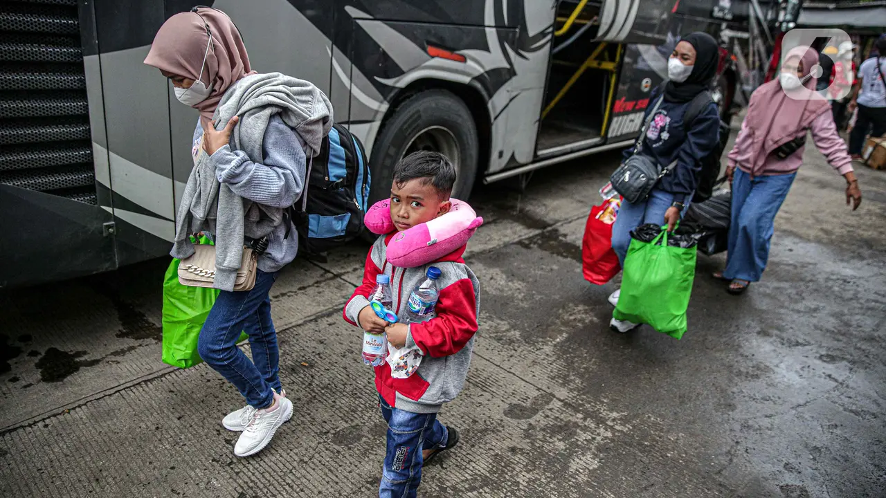 FOTO: Sebagian Pemudik Pulang Kampung (Mudik) Lebih Awal Hindari Puncak Arus MudikFOTO: Sebagian Pemudik Pulang Kampung Lebih Awal Hindari Puncak Arus Mudik