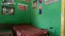 Kamar sederhana Pratama yang juga dengan dominasi warna hijau. Tampak beberapa foto hingga poster menghias dindingnya. Terdapat ranjang sederhana. [Youtube/Imam juna]