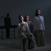 Sebelumnya kedua grup ini sukses dengan single Senyuman & Harapan. Yang kedua, Berlari Tanpa Kaki.Lagu yang diciptakan The Overtunes, Mikha dan Reuben dan dinyanyikan oleh GAC (Gamal, Audrey dan Cantika). (Nurwahyunan/Bintang.com)