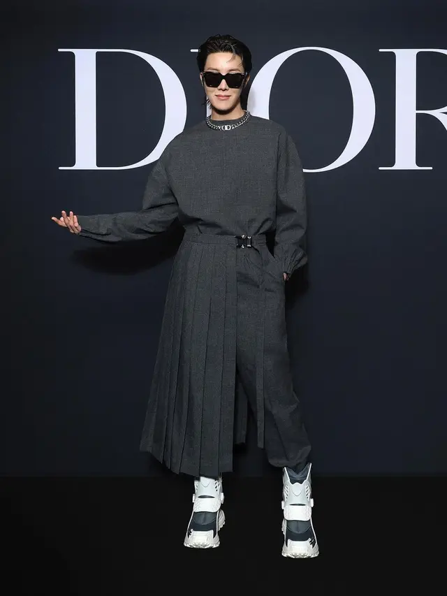 Jimin dan J-Hope BTS Tampil Memukau Hadiri Dior Menswear Show di Paris, Foto Bareng David Beckham