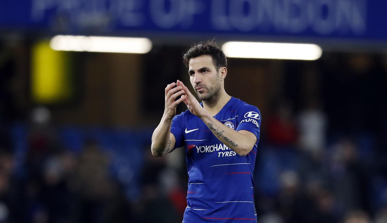 Gelandang Chelsea, Cesc Fabregas, menyapa suporter usai melawan Nottingham Forest pada laga Piala FA di Stadion Stamford Bridge, Sabtu (5/1/). Laga yang dimenangi The Blues dengan skor 2-0 merupakan yang terakhir bagi Fabregas. (AP/Alastair Grant)