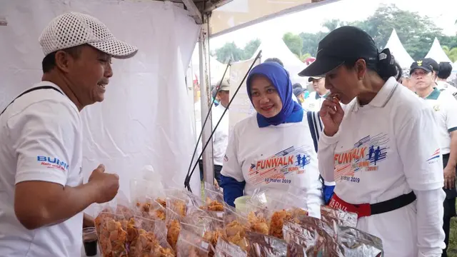 Menteri Rini mengunjungi UMKM binaan PT KAI