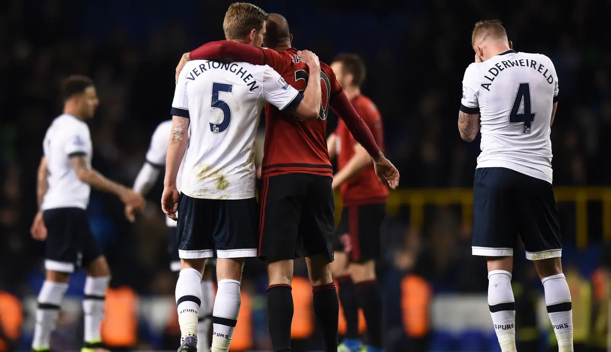 Para punggawa Tottenham tertunduk lesu usai pertandingan liga Inggris melawan West Bromwich Albion di Stadion White Hart Lane, Inggris, (26/4). Tottenham bermain imbang West Bromwich dengan skor 1-1. (Reuters/Tony O'Brien)