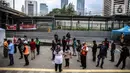 Warga mengantre untuk tes diagnostik cepat COVID-19 atau rapid test massal di Terowongan Kendal, Jakarta, Rabu (6/5/2020). Pemeriksaan BIN tersebut untuk mencegah penyebaran Covid-19 dari orang yang berpotensi terpapar saat beraktivitas di ruang publik. (Liputan6.com/Faizal Fanani)