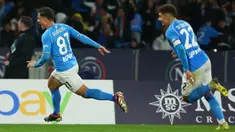 Penyerang Napoli, Giacomo Raspadori (kiri) melakukan selebrasi usai mencetak gol saat pertandingan sepak bola Serie A Italia melawan Juventus di Stadion Diego Armando Maradona, Napoli, pada 3 Maret 2024. (CARLO HERMANN/AFP)