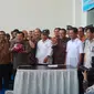 Wakil Presiden Jusuf Kalla memamerkan bola bowling yang sudah ditandatangani seteah meninjau venue cabor JSC Palembang (Liputan6.com / Nefri Inge)