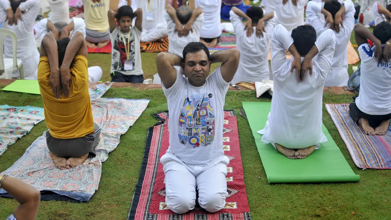 Ribuan Orang Ikuti Yoga Massal di India