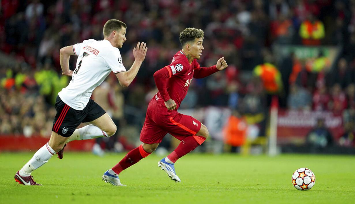 Pemain Benfica Jan Vertonghen (kiri) berebut bola dengan pemain Liverpool Roberto Firmino pada pertandingan sepak bola leg kedua perempat final Liga Champions di Stadion Anfield, Liverpool, Inggris, 13 April 2022. Pertandingan berakhir dengan skor 3-3. (AP Photo/Jon Super)