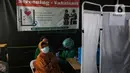 Tenaga kesehatan menyuntikkan vaksin COVID-19 dosis ketiga kepada warga saat vaksinasi booster COVID-19 di Puskesmas Kecamatan Kramat Jati, Jakarta, Rabu (12/1/2022). Pemerintah memulai program vaksinasi lanjutan (booster) COVID-19 secara gratis kepada masyarakat umum. (Liputan6.com/Faizal Fanani)