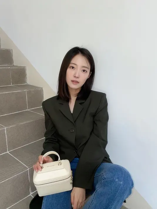 Menggunakan blazer, Lee Se Young tampil semi kasual sebagai busana kantoran. Dipadukan dengan t-shirt dan jeans, Lee Se Young menenteng bucket bag dari Bulgari (instagram/seyoung_10)