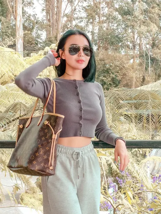 Melalui akun media sosialnya, Wika Salim kerap mengunggah potret dirinya saat memakai kacamata. Gaya pose wanita kelahiran 1992 ini di depan kamera pun begitu menarik ketika memakai kacamata hitam.(Liputan6.com/IG/@wikasalim)