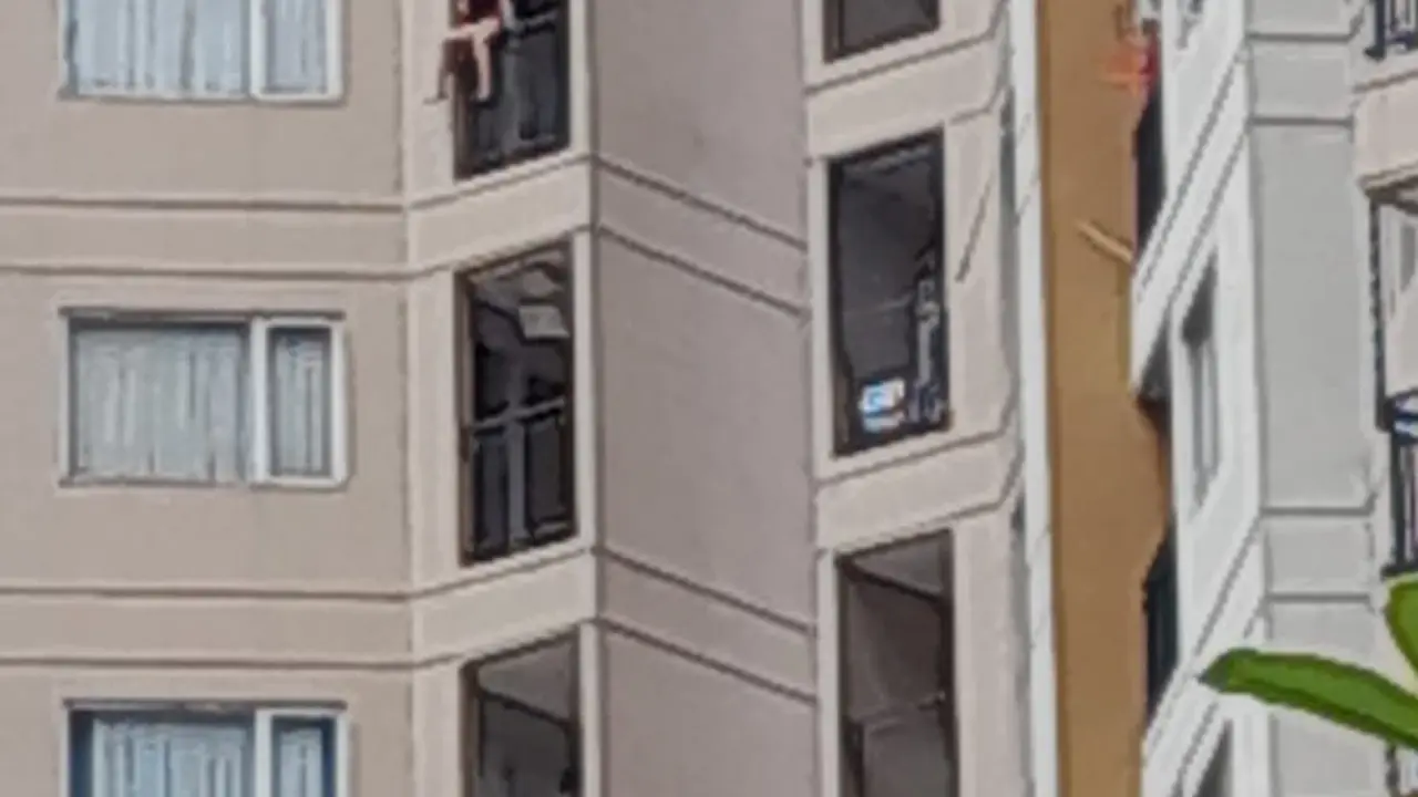 Seorang wanita mencoba mengakhiri hidupnya dengan cara melompat dari balkon apartemen di Setiabudi, Jakarta Selatan.