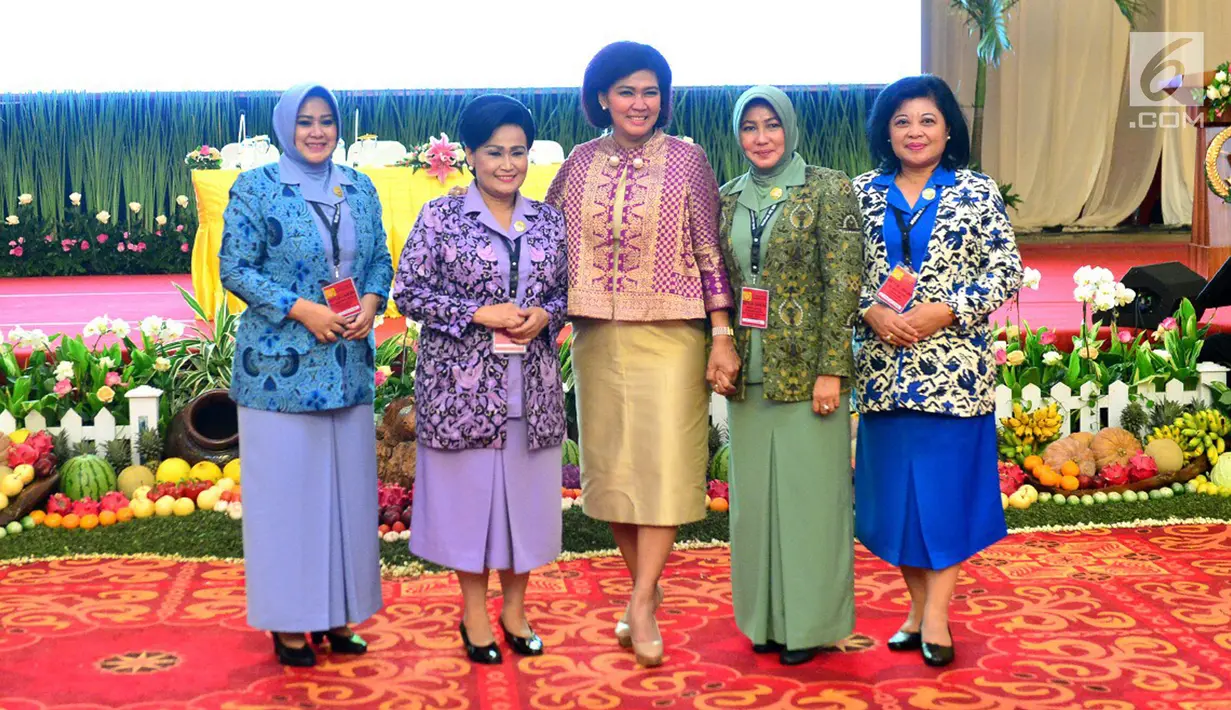 Istri Menteri Pertahanan Nora Ryamizard Ryacudu (tengah) foto bersama Istri Panglima TNI,  istri Kepala Staff TNI AD, istri Kepala Staff TNI AU, istri Kepala Staff TNI AL usai pembekalan Dharma Pertiwi, Jakarta, Kamis (25/1). (Liputan6.com/Pool/Kemenhan)