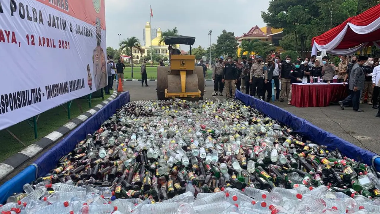 Polda Jatim memusnakan narkoba dan miras hasil kejahatan. (Dian Kurniawan/Liputan6.com)