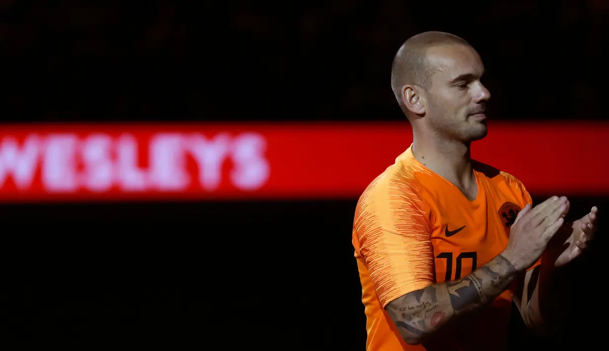 Gelandang Timnas Belanda, Wesley Sneijder usai laga persahabatan melawan Peru di Amsterdam, Kamis (6/9). Sneijder telah bermain untuk sejumlah klub di antaranya Ajax, Real Madrid, dan Inter Milan. (AP Photo/Peter Dejong)