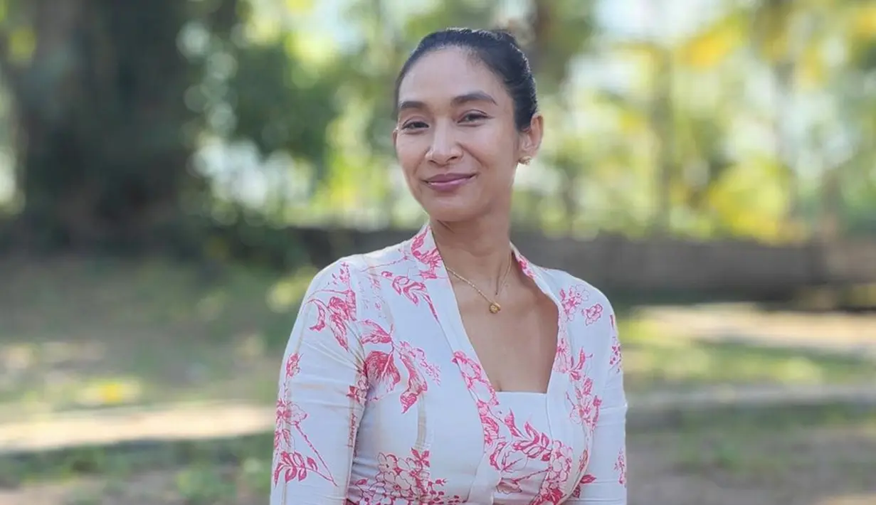Kebaya model kutubaru yang dipakai oleh Happy Salma satu ini juga bisa dijadikan sebagai inspirasi. Pada penampilannya ini, dirinya tampil sederhana dengan kalung sebagai aksesoris. (Liputan6.com/IG/@happysalma)