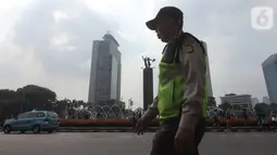 Petugas kepolisian berjaga di kawasan Bundaran HI, Jakarta, Minggu (20/10/2019). Car free day (CFD) ditiadakan Minggu (20/10) ini dalam rangka pelantikan Presiden dan Wapres periode 2019-2024, Joko Widodo dan Ma'aruf Amin di Kompleks Parlemen, Senayan, Jakarta. (Liputan6.com/Herman Zakharia)