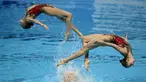 Tim putri Rusia beraksi di nomor final Team Free Combination renang indah Kejuaraan Dunia Akuatik 2015 di Kazan, Rusia. (1/8/2015). (AFP Photo/Martin Bureau)