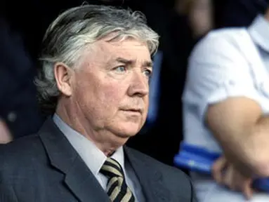 Newcastle United's Interim Manager Joe Kinnear arrives to take his seat prior to the kick off of the English Premier League football match against Everton at Goodison Park in Liverpool on October 5, 2008. AFP PHOTO/PAUL ELLIS