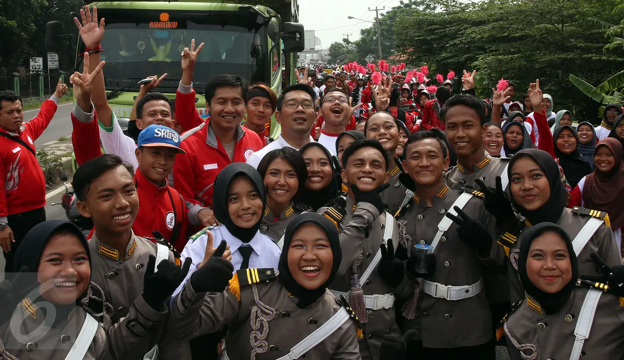 Ketua Umum TMP Maruarar Sirait , Wali Kota Bandung Ridwan Kamil foto bersama peserta Kirab Kebangsaan saat acara Kirab Kebangsaan 'Bersatu Kita Teguh', Subang, Jawa Barat pada Sabtu (4/3). (Liputan6.com/Johan Tallo)