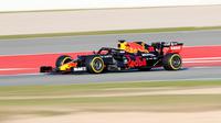 Pembalap Aston Martin Red Bull Racing Max Verstappen saat tes pramusim Formula 1 (F1) hari pertama di Circuit de Catalunya, Montmelo, Spanyol, Rabu (19/2/2020). Max Verstappen menempati peringkat keempat dengan waktu 1 menit 17,516 detik. (AP Photo/Joan Monfort)