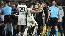 Bek Maroko Paris Saint-Germain #02, Achraf Hakimi (C), dan bek Brasil Paris Saint-Germain #05, Marquinhos, menahan gelandang Chelsea #08, Enzo Fernandez, setelah penyerang Portugal Chelsea #07, Pedro Neto (tidak ada di gambar), mendorong seorang anak gawang (Kiri Bawah) selama pertandingan leg pertama babak 16 besar Liga Champions UEFA antara Paris Saint-Germain (PSG) dan Chelsea di stadion Parc des Princes di Paris pada 12 Maret 2026. (JULIEN DE ROSA/AFP)