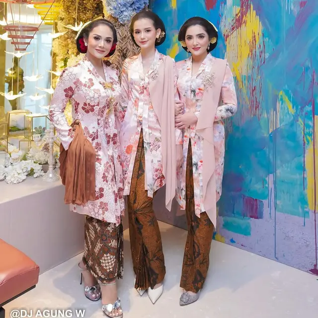 6 Potret Anggun Sarah Menzel di Acara 7 Bulanan Aurel Hermansyah, Bak Gadis Jawa