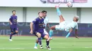 Bertanding di Stadion Indomilk Arena, Tangerang, Banten, Senin (16/2/2026) sore WIB, gol-gol kemenangan Persita dicetak oleh Rayco Rodriguez pada menit ke-69 dan Ahmad Hadianto (70). Tampak dalam foto, pemain PSBS Biak, Luquinhas (kanan) saat melakukan tendangan salto pada laga pekan ke-21 BRI Super League 2025/2026 melawan Persita di Stadion Indomilk Arena, Tangerang, Banten, Senin (16/2/2026). (Bola.com/M Iqbal Ichsan)