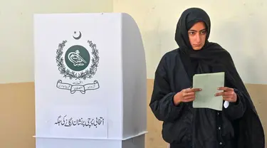 Seorang pemilih usai menggunakan hak pilihnya di sebuah tempat pemungutan suara dalam pemilihan umum nasional Pakistan di Islamabad pada 8 Februari 2024. (Farooq NAEEM/AFP)