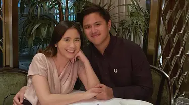 Pada 24 Oktober 2022, Ashilla dan Heisel Bolang rayakan ulang tahun pernikahannya dengan dinner romantis berdua. Meski momennya sederhana, namun keduanya tetap terlihat hangat dan romantis. Satu tahun berlalu, keduanya terlihat baru menikah kemarin, bahkan warganet ungkap tak terasa jika mantan anggota girl grup Blink ini sudah satu tahun mengarungi rumah tangga. (Liputan6.com/IG/@zhrtiaraashilla)