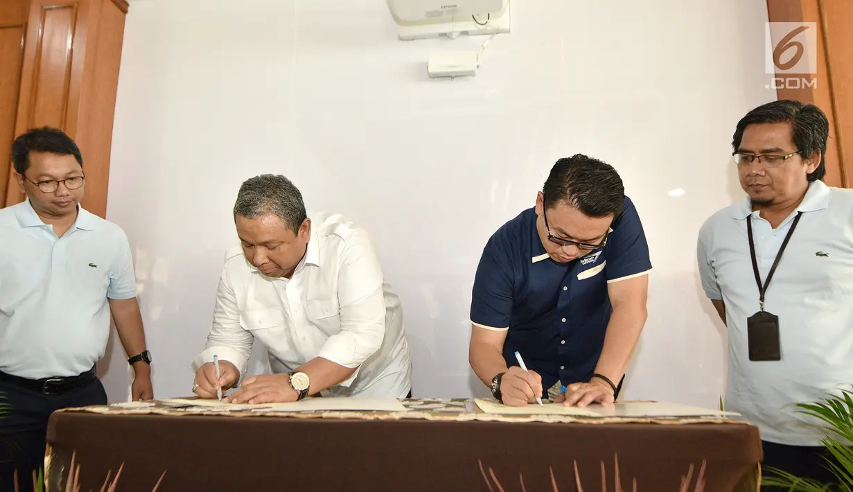 Dirut Perum Jasa Tirta II, Djoko Saputro dan Dirut Perum Perikanan Indonesia, Rusyanto Suanda menandatangani pengembangan usaha hasil perikanan air tawar berbasis budidaya dan wilayah kerja di Istora Jatiluhur, Kamis (6/12). (Liputan6.com/Pool/HumasPJT2)