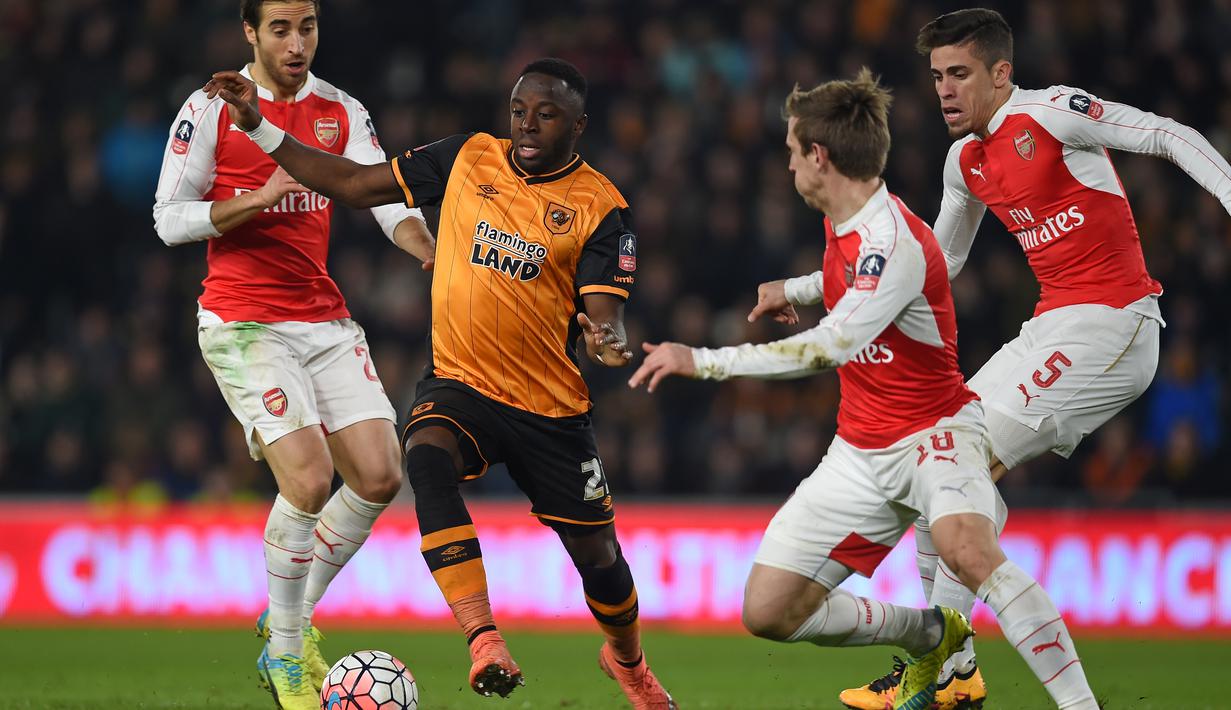Pemain Hull City, Adama Diomande, berusaha melewati hadangan pemain Arsenal dalam partai ulang putaran kelima Piala FA di Stadion KC, Hull City, Rabu (9/3/2016) dini hari WIB. (AFP/Paul Ellis)