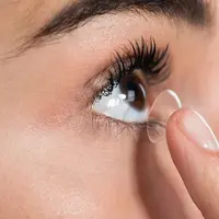 Ilustrasi memakai softlens. (via: alodokter)