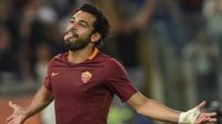 Mohamed Salah. Striker AS Roma yang awalnya merupakan pemain pinjaman dari Chelsea ini bergabung dengan Liverpool pada awal musim 2017/2018. Ia dilepas ke Liverpool dengan mahar senilai 42 juta euro. Ia langsung tampil tajam di musim debutnya dan menjadi top skor dengan 32 gol. (AFP/Andreas Solaro)