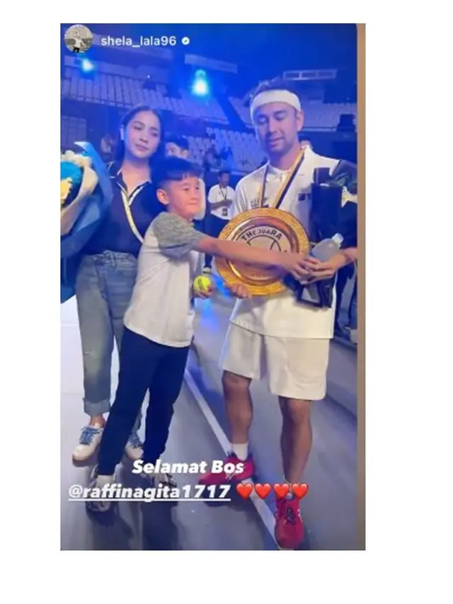 7 Potret Raffi Ahmad Raih Juara Usai Lawan Taufik Hidayat di Pertandingan Tennis, Bangga