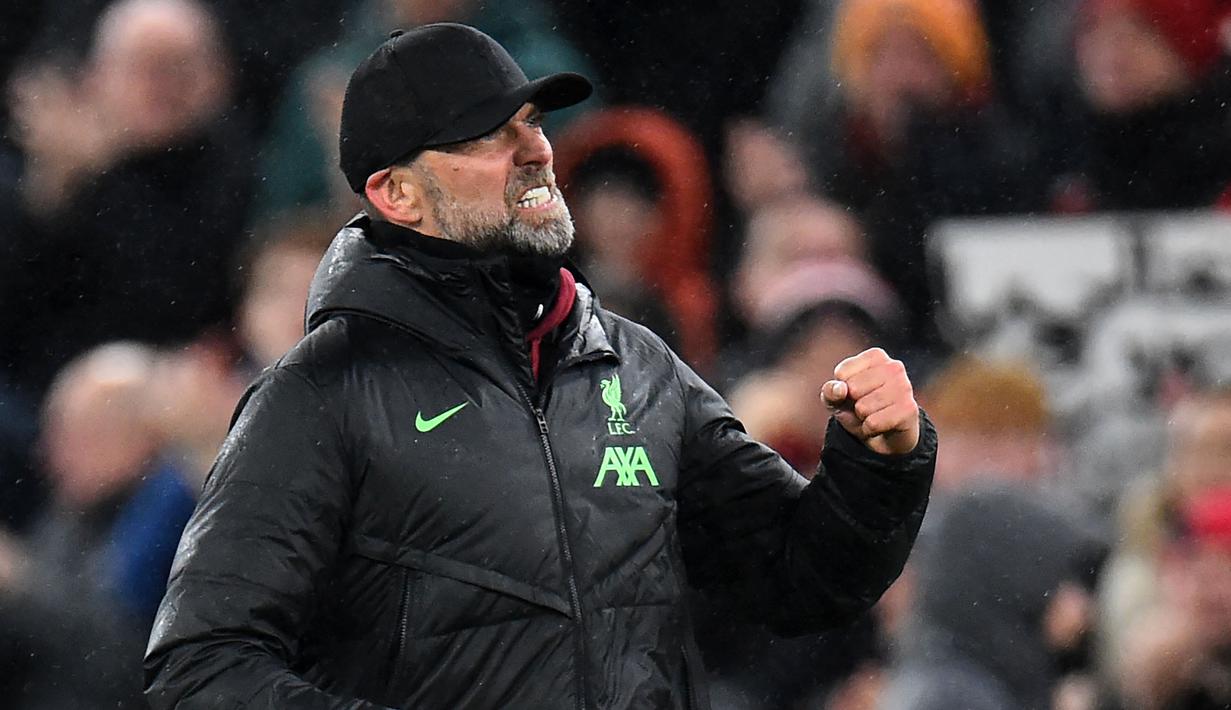 Pelatih Liverpool, Jurgen Klopp melakukan selebrasi setelah timnya mencetak gol ke gawang Newcastle pada laga lanjutan Liga Inggris 2023/2024 di Anfield, Liverpool, Inggris, Selasa (02/01/2024) dini hari WIB. (AP Photo/Jon Super)