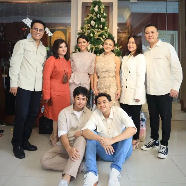 Yuni Shara dan mantan suaminya, Henry Siahaan, masih tetap kompak (https://www.instagram.com/p/CX8LXSQv8Yq/)