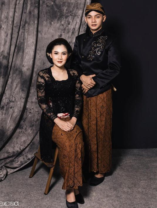 Pada salah satu potret preweddingnya, Nella Kharisma tampil begitu anggun dengan kebaya berwarna hitam lengkap dengan sanggulnya. Tak sedikit pula netizen yang merasa pangling. (Liputan6.com/IG/@nellakharisma)