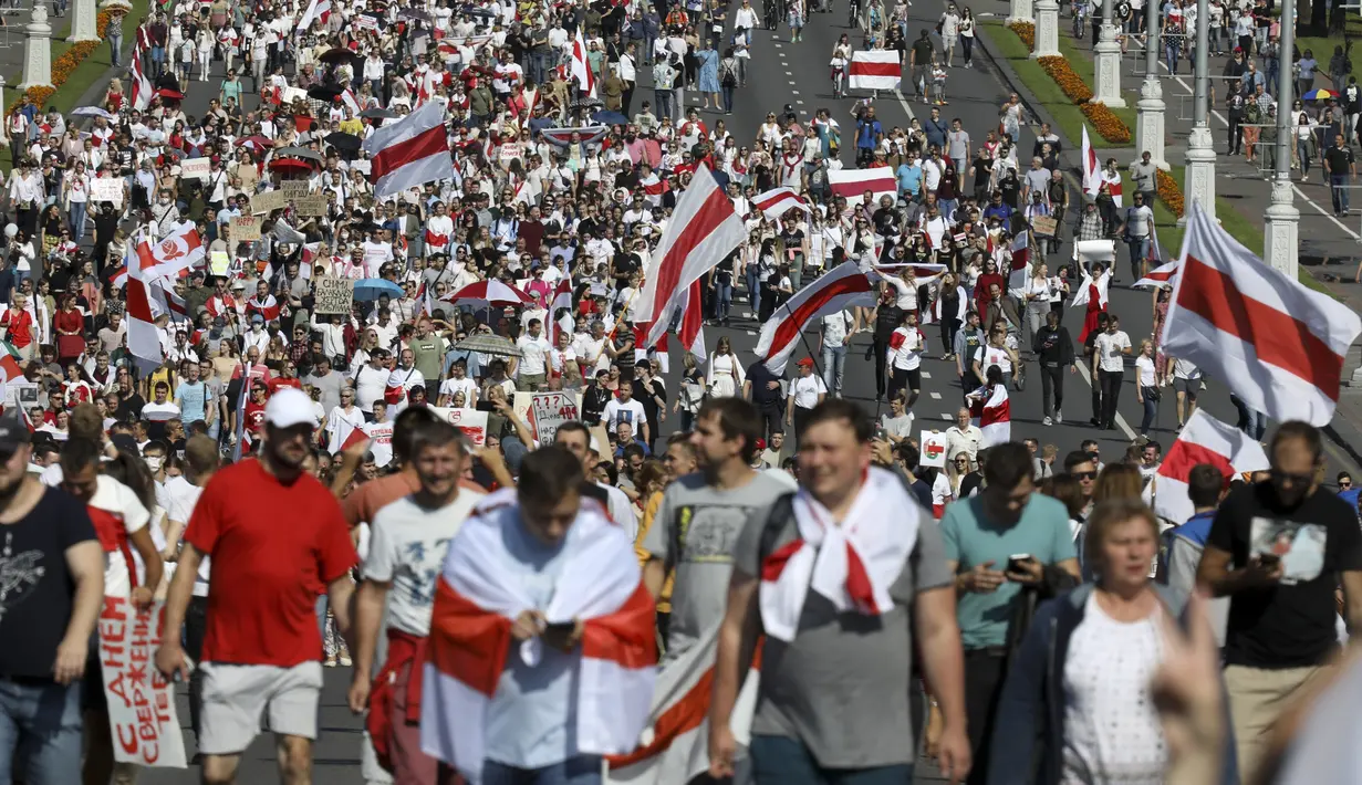 Pendukung oposisi Belarusia berbaris saat berunjuk rasa di Minsk, Belarusia, Minggu (30/8/2020). Puluhan ribu demonstran berkumpul untuk menuntut agar Presiden Belarusia Alexander Lukashenko mengundurkan diri. (AP Photo)