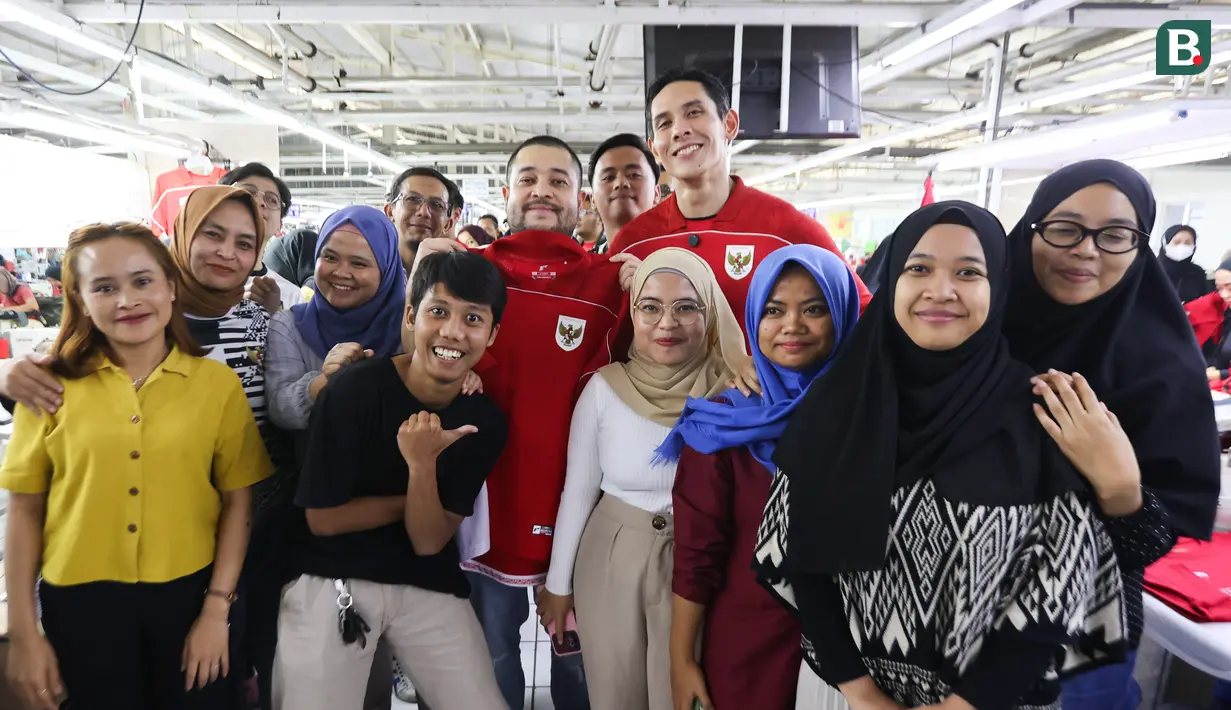 Bos Erspo, Muhammad Sadad dan Gnindra Bimo berfoto bersama dengan para pekerja di pabrik yang berada daerah Bandung, Jawa Barat pada Rabu (12/2/2025). (Bola.com/Abdul Aziz)