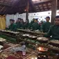 Musik Gamelan Gong Sekati di Bangsal Sekaten Keraton Kanoman, menyambut perayaan Maulid Nabi Muhammad SAW di Cirebon. (Liputan6.com/Panji Prayitno)